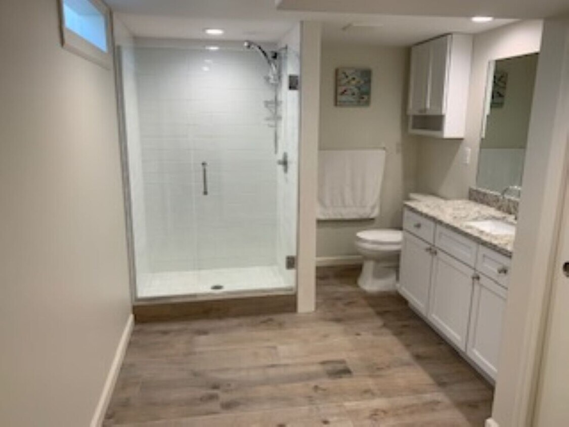 21930 Whitmore St Unit In a home, Oak Park, MI 48237 Apartments in