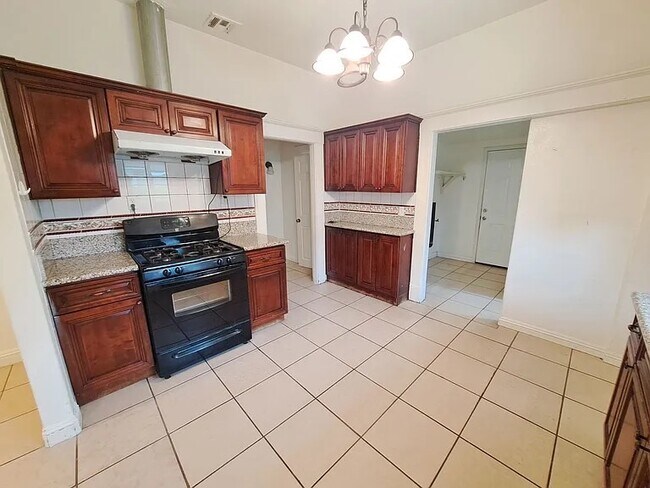 Foto del edificio - 623 E Kingsley Ave