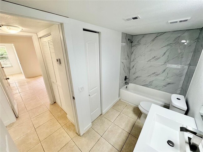 Building Photo - 643 Vista Isles Dr