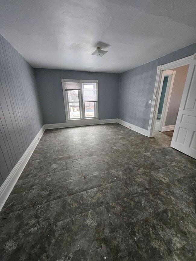 Building Photo - upper 4-bedroom unit east side