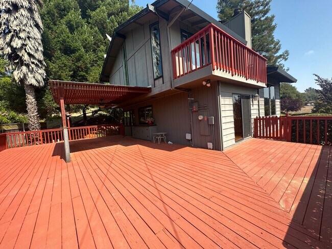 Building Photo - Beautiful Country Living Home off Larkin V...