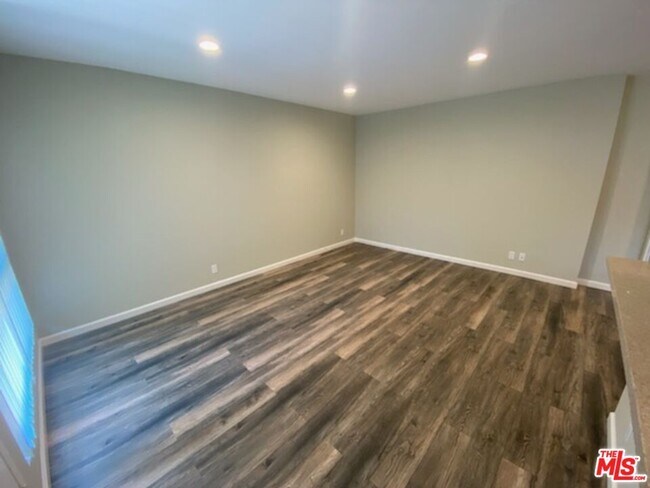 Foto del edificio - 7925 Vineland Ave