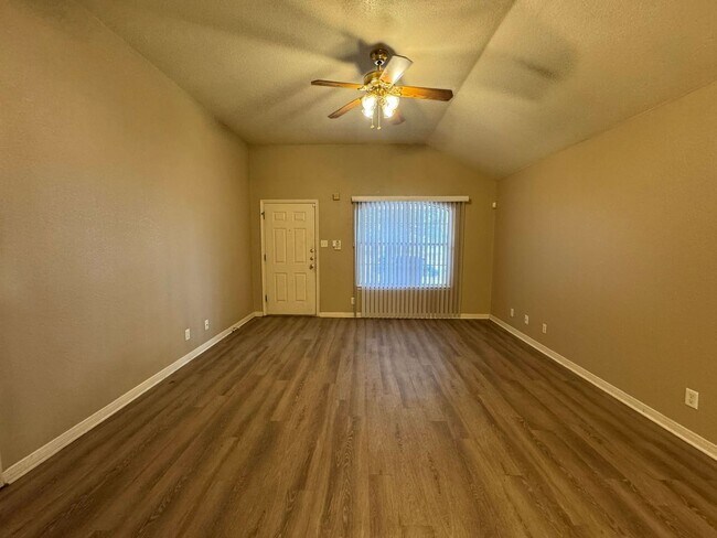 Foto del edificio - 4802 John David Dr