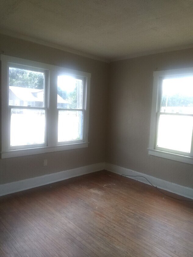 LIVING ROOM - 1014 NE 8th Ave
