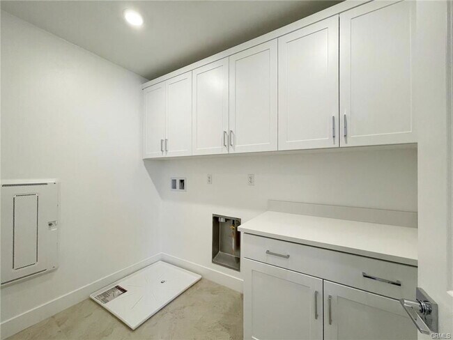 Building Photo - 105 Sawbuck