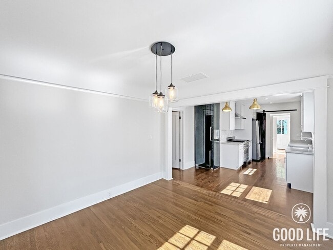 Building Photo - Beautiful 3BD/2.5BA W/ A/C and In-Unit Laundry in Mission Hills!