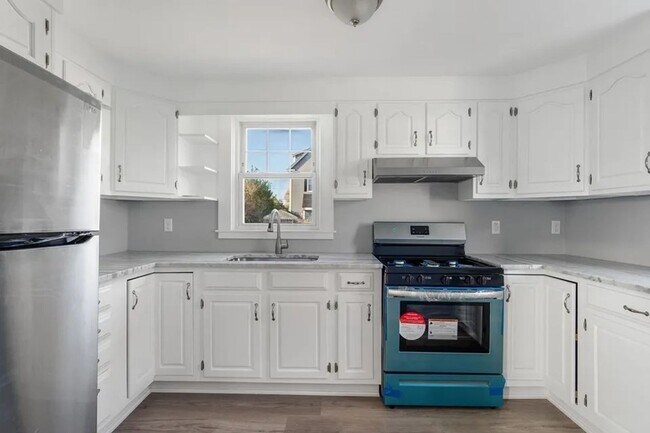 Building Photo - Sunny & Bright Updated 2 BA / 1 Ba Home in Dartmouth