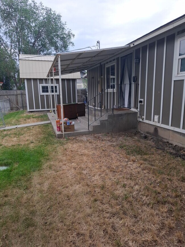 Foto del edificio - 3 Bed, 2 bath house with  carport