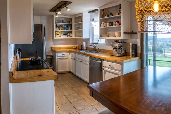 Foto del edificio - 3 Bedroom 1.5 Bath with Bonus Room