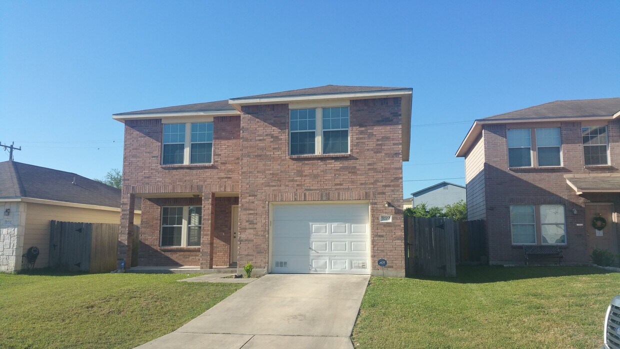 Building Photo - Large 5 bedroom 2.5 bath fresh paint, new flooring and new appliances