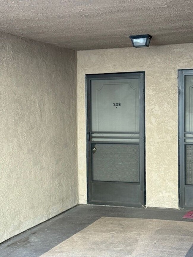Building Photo - UPDATED 2 BEDROOM 2 BATH CONDO...  comes w...