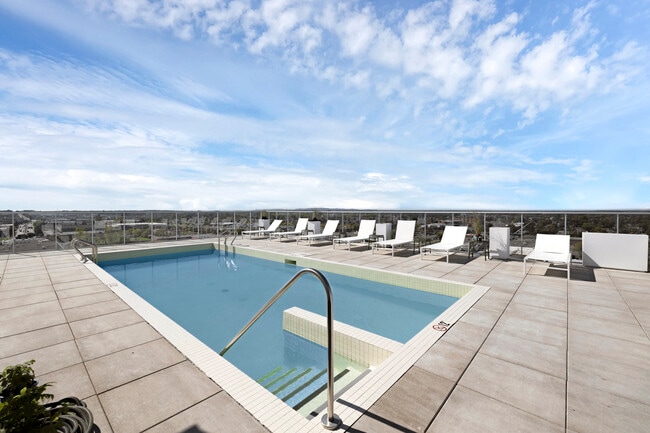 Piscine sur le toit - WestWalk Dollard-des-Ormeaux