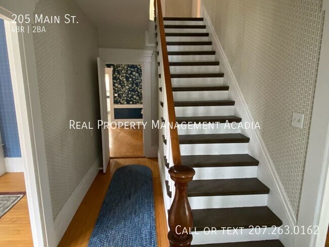 Building Photo - Large Historial Winterport Home with Chara...