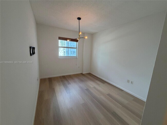 Foto del edificio - 185 SE 14th Terrace