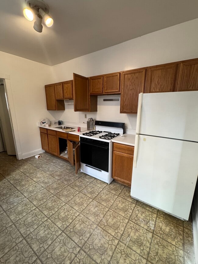 Building Photo - 3619 N Pine Grove Ave