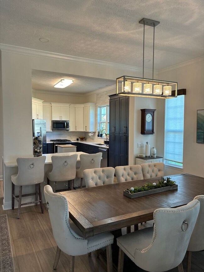 Building Photo - 2115 Country Club Dr