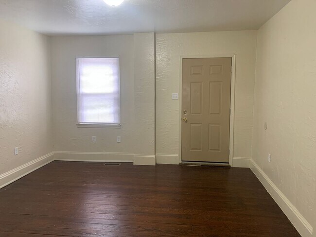 Foto del edificio - Semi-detached 3 bedroom 1 Bath House with Parking