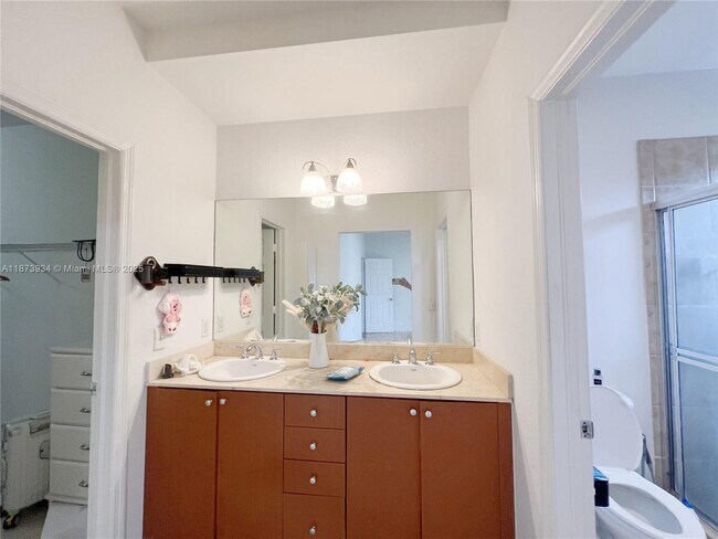 Foto del edificio - 2450 SW 14th Ave