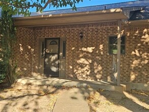 Building Photo - 204 W Rentz St