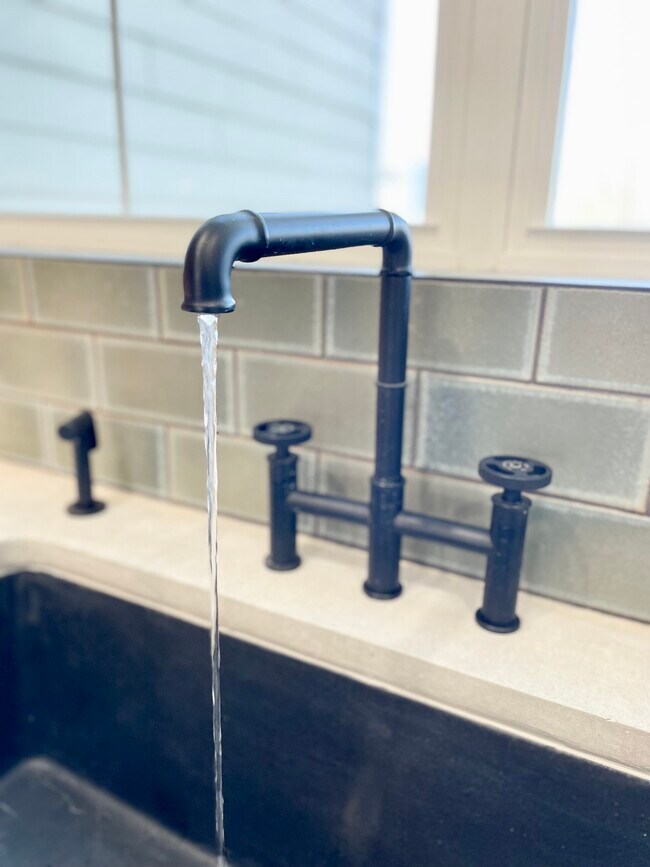 Building Photo - 1114 8th St NE