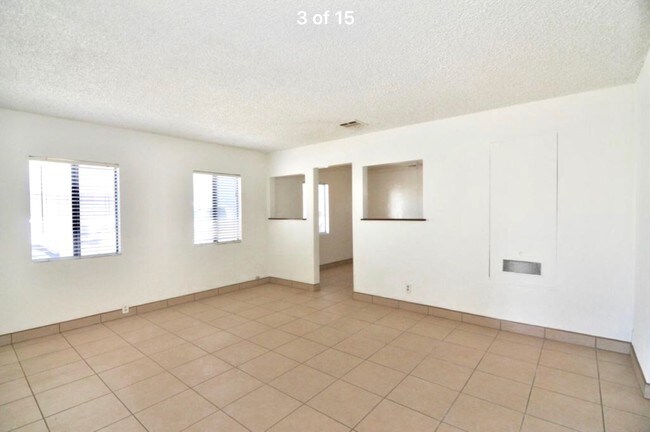 Foto del edificio - 1956 N Parish Pl