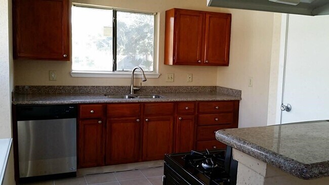 Foto del edificio - 5111 Beaverhill Dr