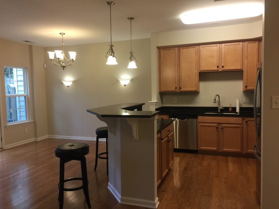 Foto principal - Move in ready townhome with garage and fen...