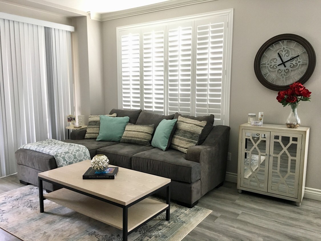 Foto principal - 6200 Irvine Blvd