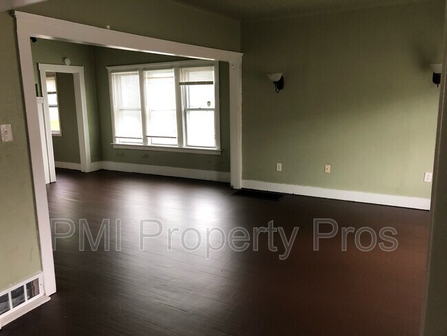 Building Photo - 2483 W Locust St