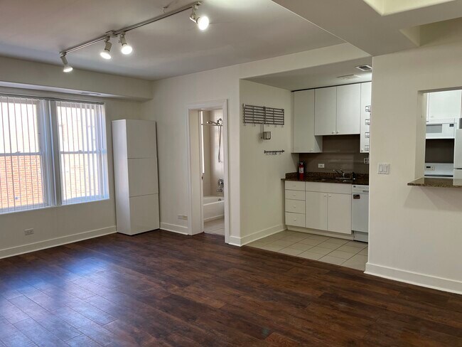 Kitchen - 3946 N Lowell Ave