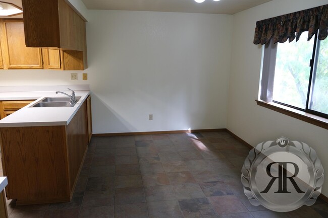 Foto del edificio - Lovely 2bd 1.5ba Tucked Away in NW Yakima