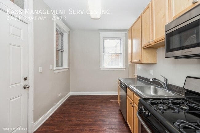 Building Photo - Lakeview 2 Bed, Updated Kit., Dishwasher, ...