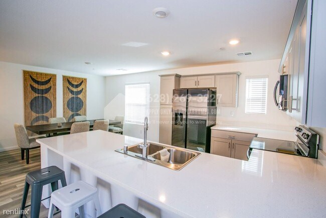 Foto del edificio - 3 br, 2.5 bath Townhome - 2855 Atomic Tang...