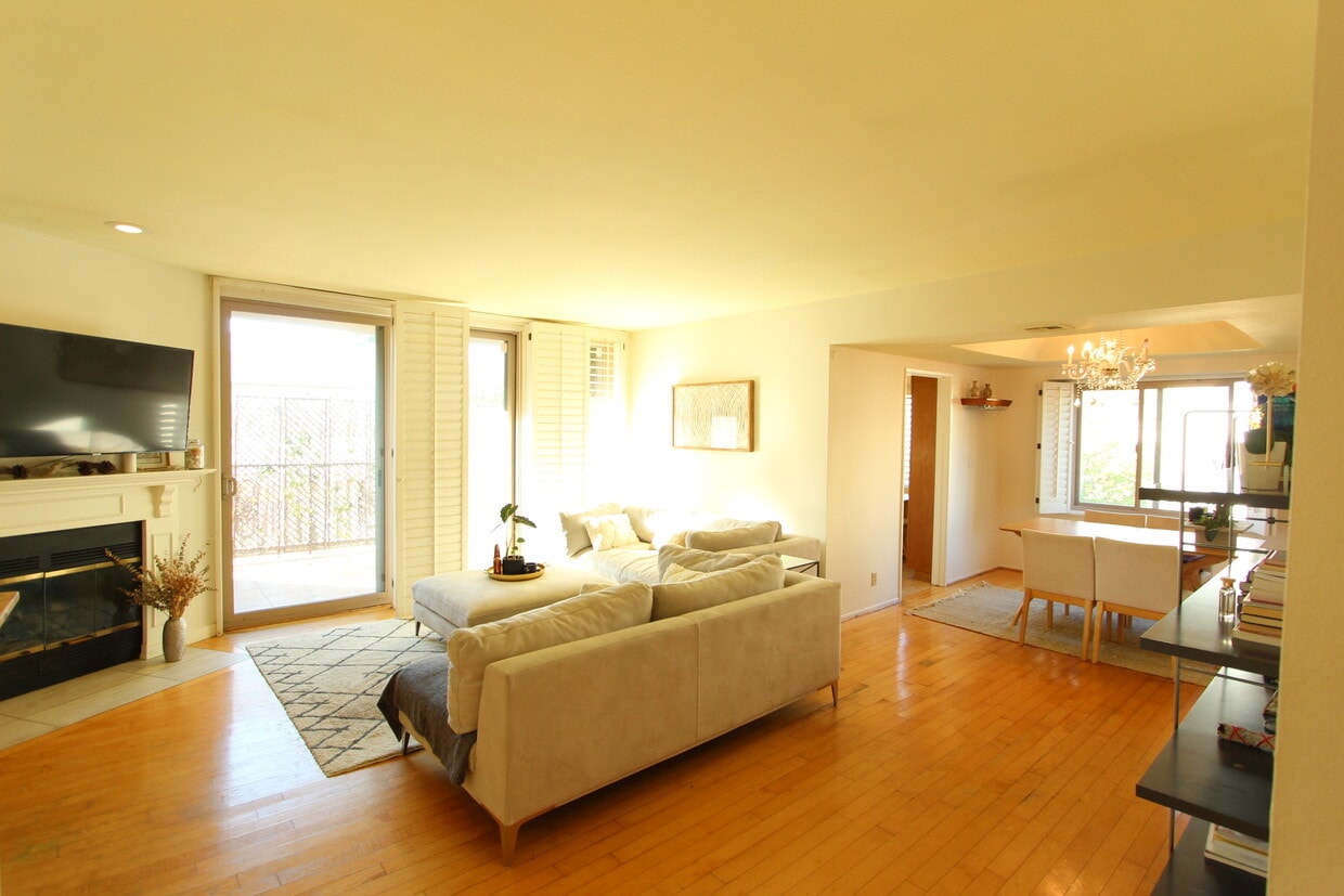 Primary Photo - 439 N Doheny Dr