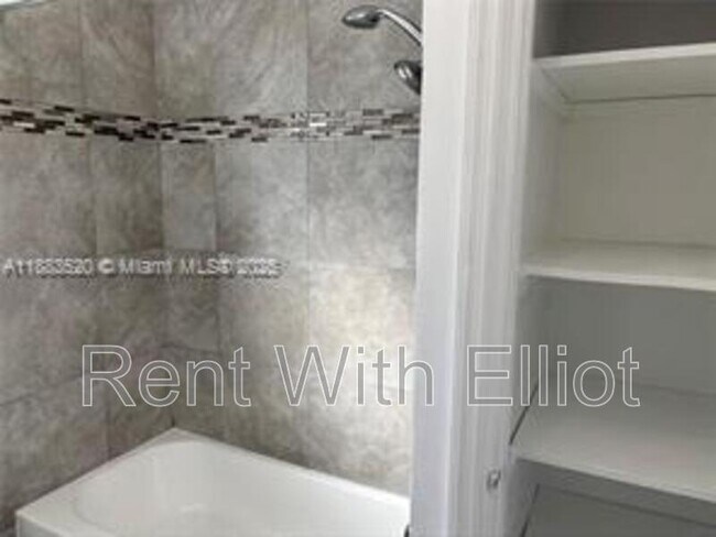 Foto del edificio - 1842 Funston St