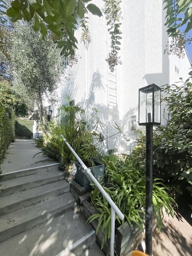 Foto del edificio - Breathtaking 2-Bedroom Townhome with 2-Car...