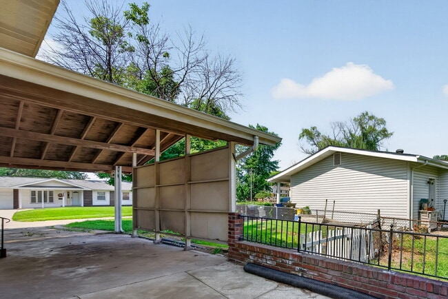 Building Photo - 1675 Central Pky