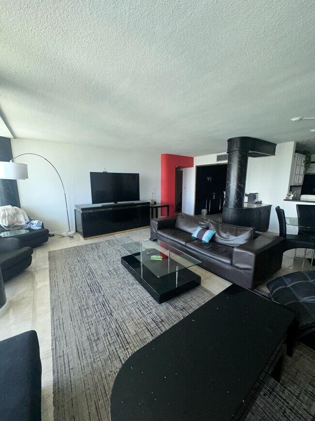 Living room - 900 Bay Dr