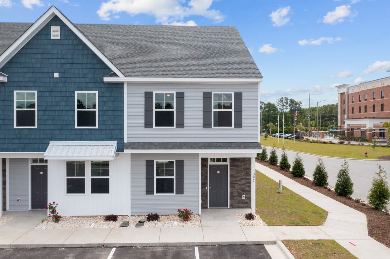 Primary Photo - Large 3 story townhome near beach with com...