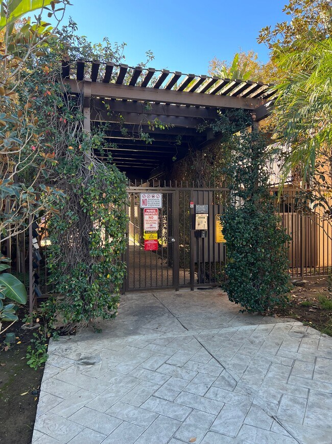 Foto del edificio - 18350 Hatteras St
