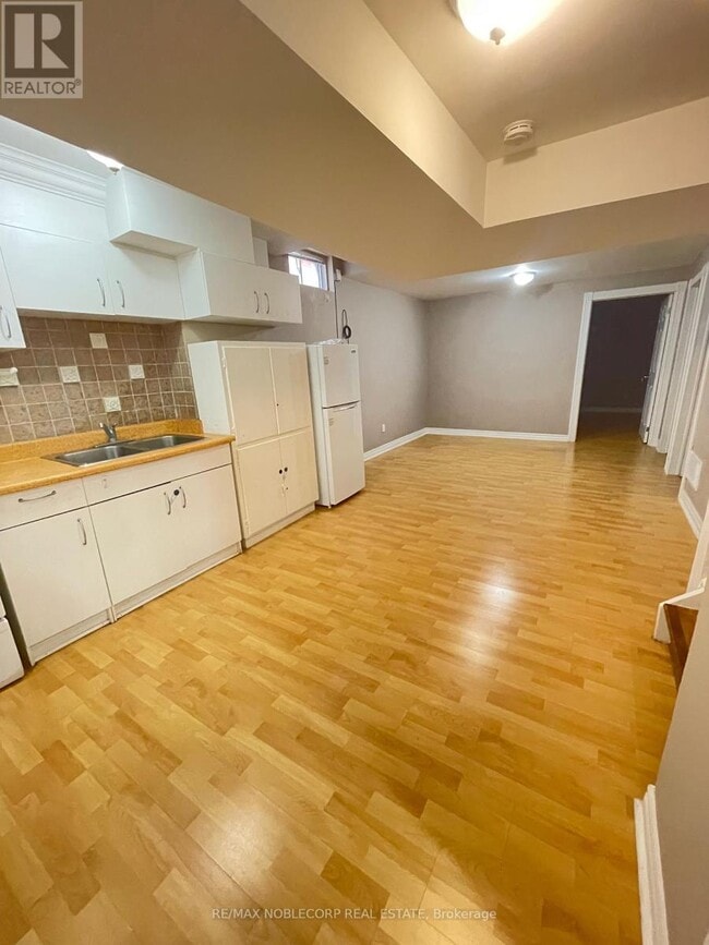 Building Photo - 18 Kingly Crest Way