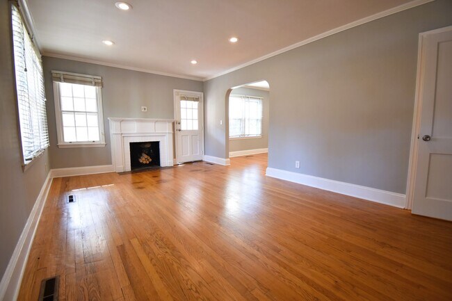 Building Photo - Coming Soon: 3 Bedroom 2 Bathroom- Near Do...