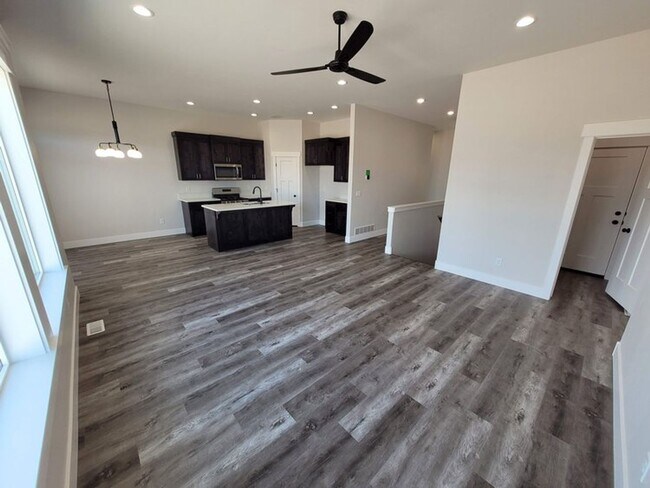 Foto del edificio - **LEASE TAKEOVER** PLEASE CONTACT CURRENT TENANT: JOEL @ 801-580-1448 - NO DEPOSIT NEEDED, CURREN...