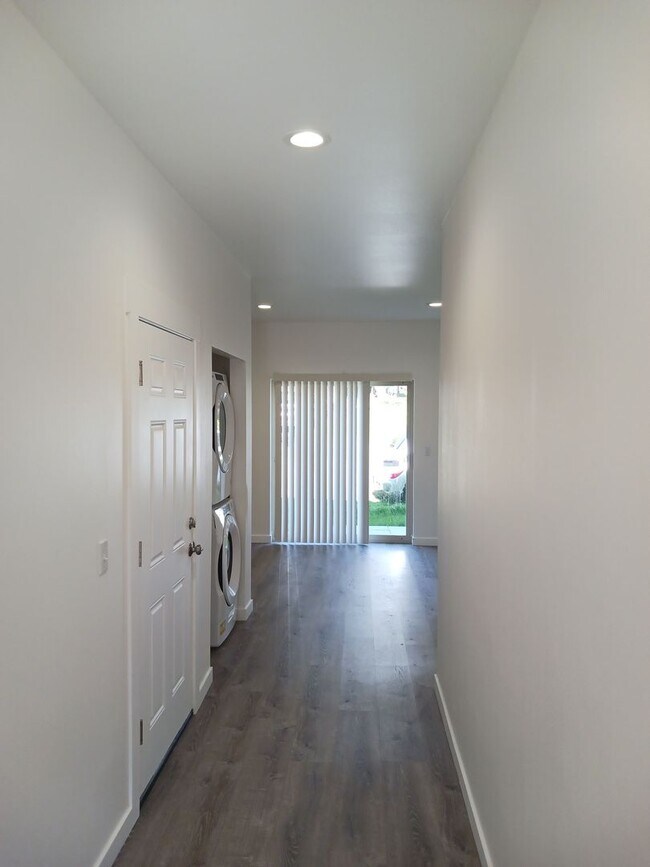 Building Photo - Almost new 3 bedroom, 3 bath Townhome