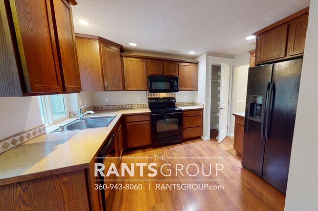 Foto del edificio - 4-bedroom, 2-bathroom Home with Green Belt in A Prime Location!