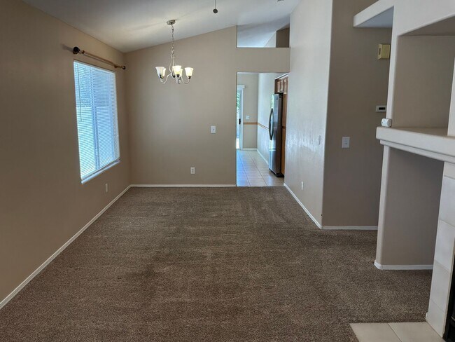 Building Photo - Single Story 3 bedrooms 2 bathrooms 2 car garage