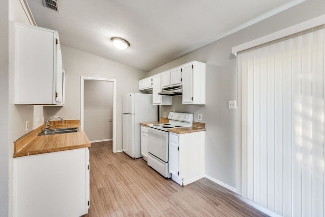 Building Photo - 2326 Newbury Dr