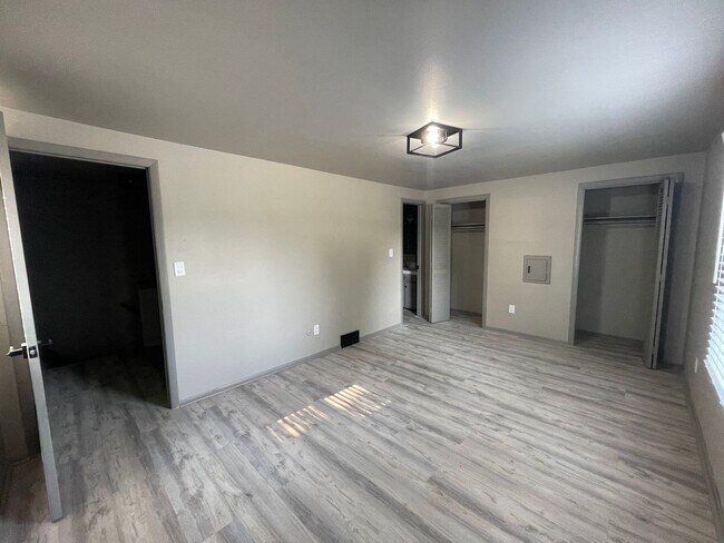 Foto del edificio - 5631-35 W Silver Spring Dr