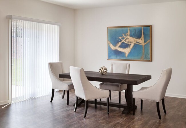Foto del edificio - Two-story, 5 bed room, 3 bathroom, 3 livin...
