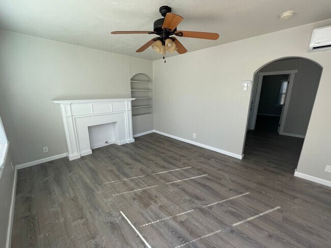 Foto del edificio - 1 bed 1 bath duplex nestled in Chickasha Oklahoma! large yard, laundry connections, NEWLY REMODELED!